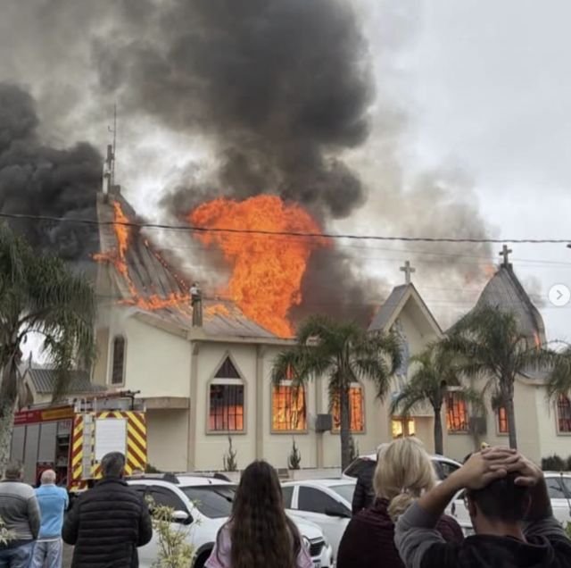 Incêndio atinge Igreja Matriz de Treze de Maio após missa no domingo