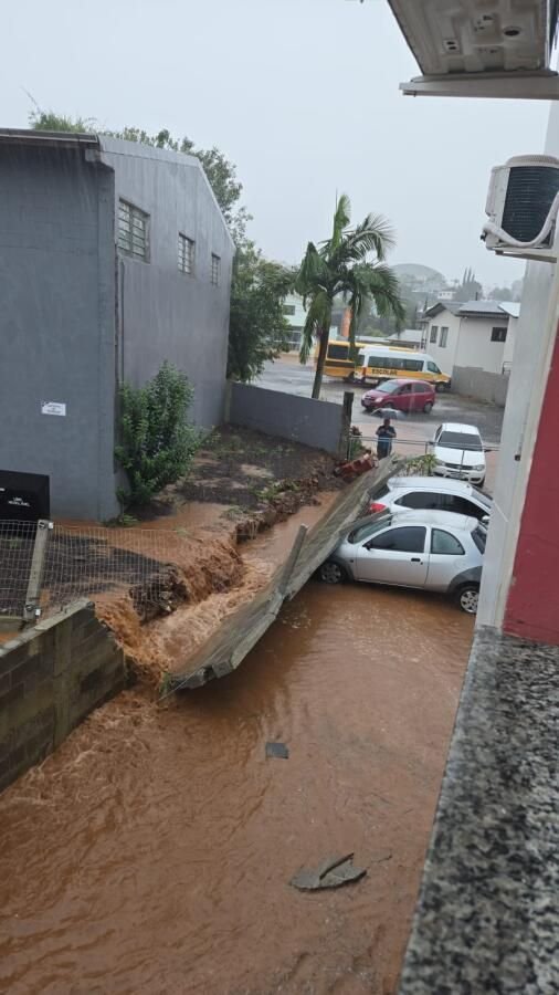 Chuva intensa causa alagamentos e quedas de muros em Guaraciaba nesta terça-feira