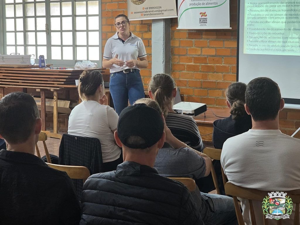 Produtores de leite em São João do Oeste recebem capacitação em inseminação artificial
