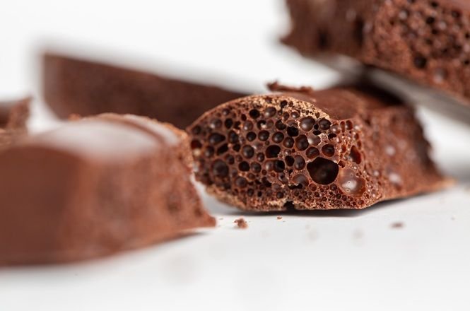 Família que encontrou larvas em chocolate receberá R$ 8 mil após decisão judicial