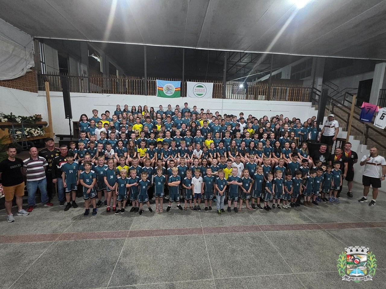 São João do Oeste entrega uniformes esportivos a 350 jovens em evento especial