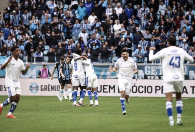 Grêmio perde para o Cruzeiro por 4 a 2 e continua na zona de rebaixamento