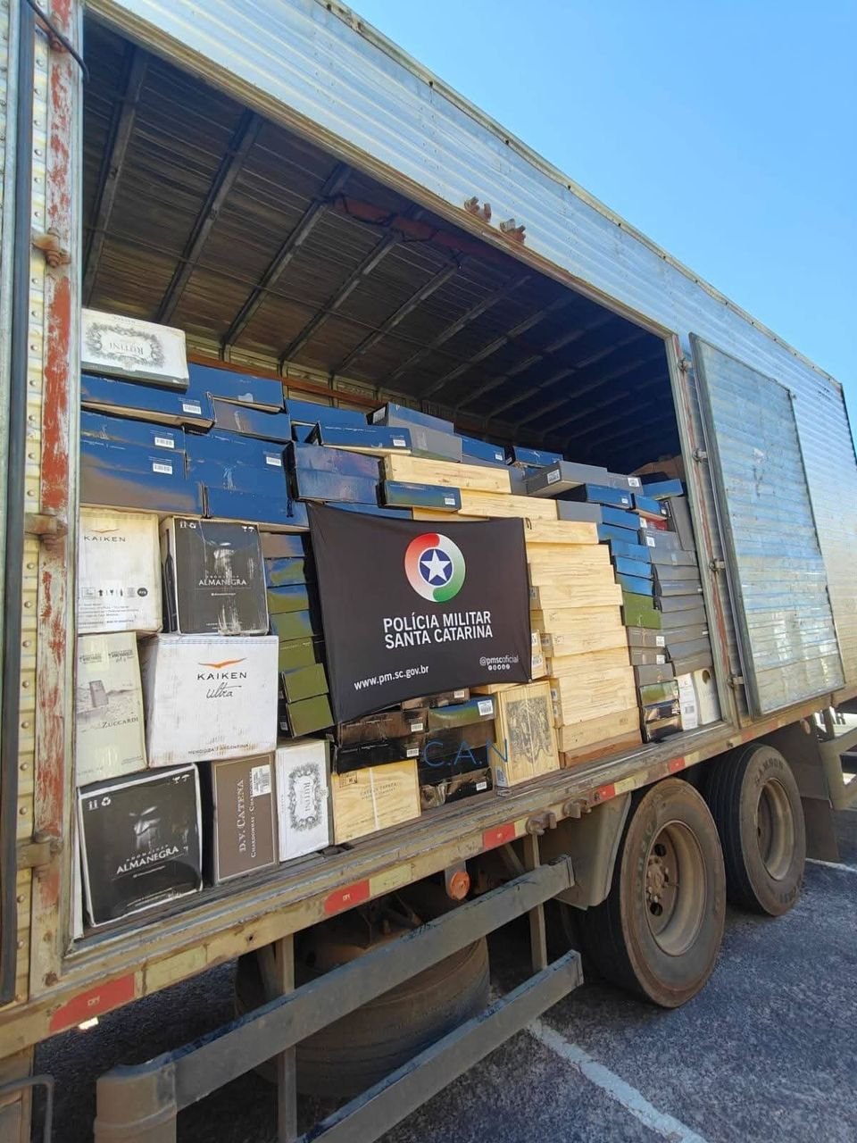 Polícia apreende 9 mil garrafas de vinho argentino e azeite proibido em Porto União
