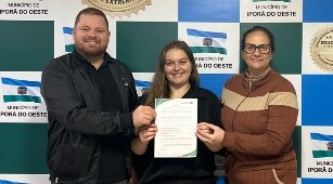 Nova professora é empossada na Rede Municipal de Ensino