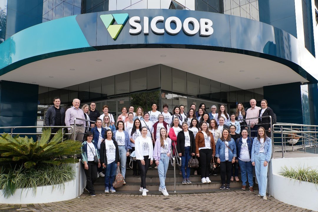 Cooperadas da Vinícola Garibaldi visitam a sede administrativa do Sicoob São Miguel