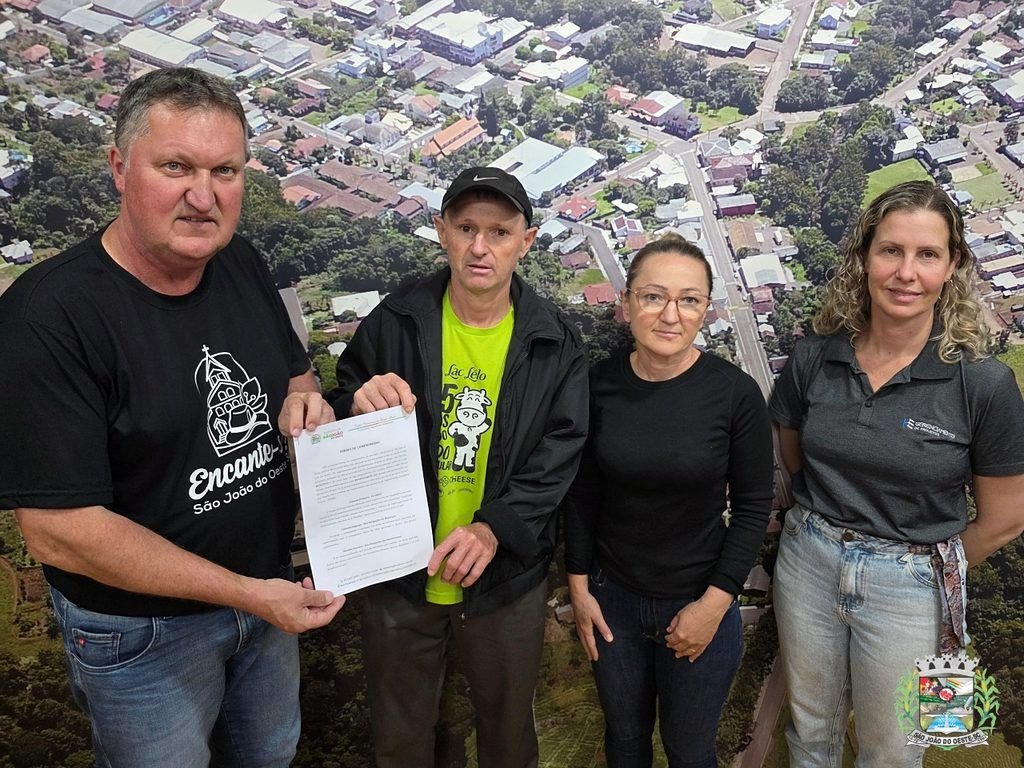 Duas famílias de São João do Oeste recebem regularização de imóveis com CRF