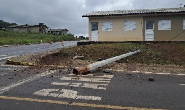 Motorista colide com poste e deixa local do acidente em Saltinho
