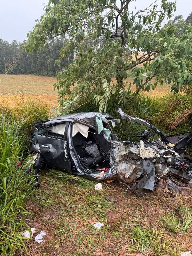 Colisão entre carreta e carro deixa motorista gravemente ferido em Cunha Porã