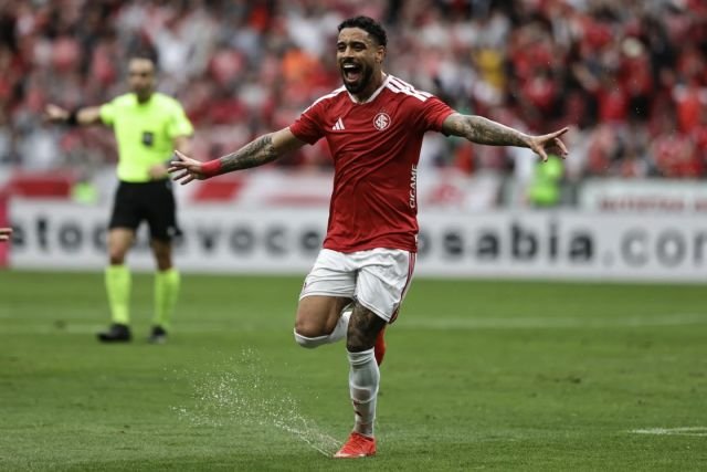 Internacional vence Botafogo por 3 a 0 e deixa zona de rebaixamento do Brasileirão