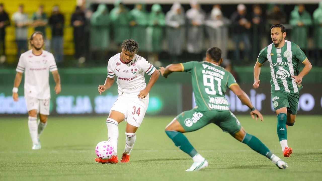 Chapecoense vence Fluminense por 2 a 1 e mantém esperança de escapar do rebaixamento