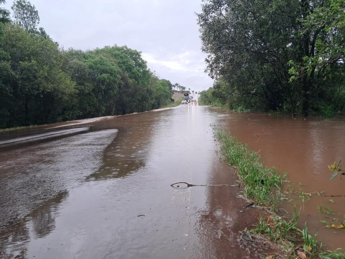 Chuvas de mais de 200 mm em Campo Erê afetam votação e estradas neste domingo
