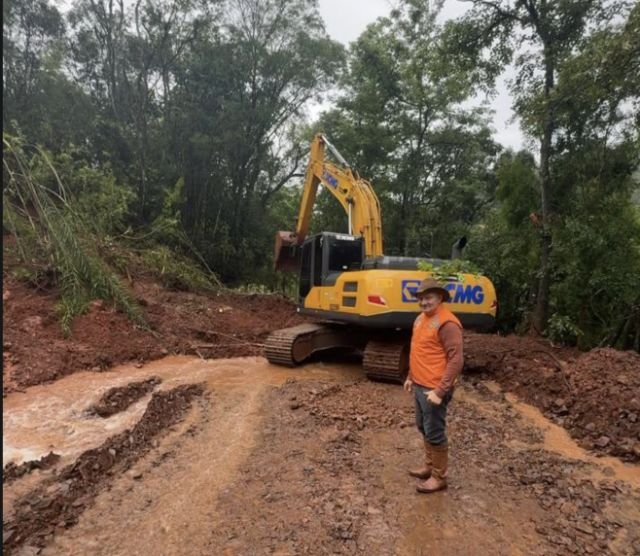 Deslizamento de terra interdita acesso à Linha Traíra em Guaraciaba após chuvas