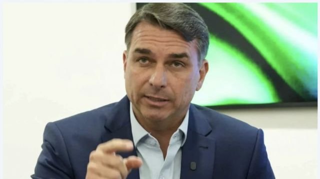 Flávio Bolsonaro pede cassação da chapa de Lula por abuso de poder na eleição