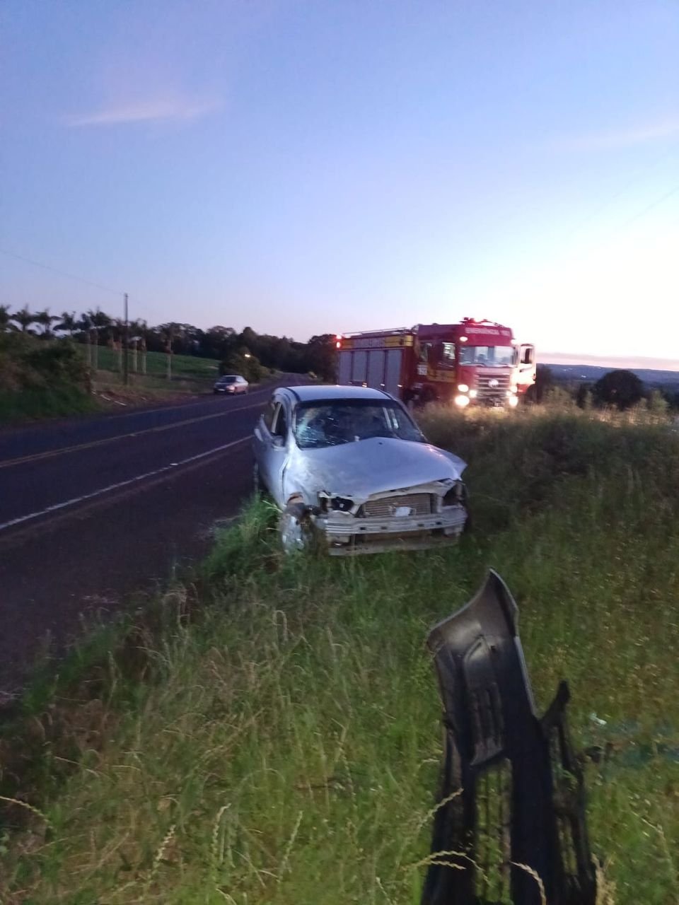 Jovem de 20 anos capota carro na SC-163 e é levada ao hospital em Itapiranga