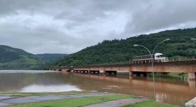 Trânsito em meia pista na ponte sobre o Rio Uruguai entre SC e RS após inspeção