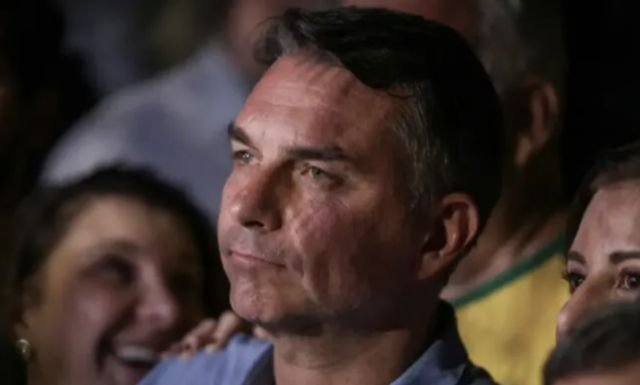 Flávio Bolsonaro se declara presidente eleito e lidera oposição dos EUA