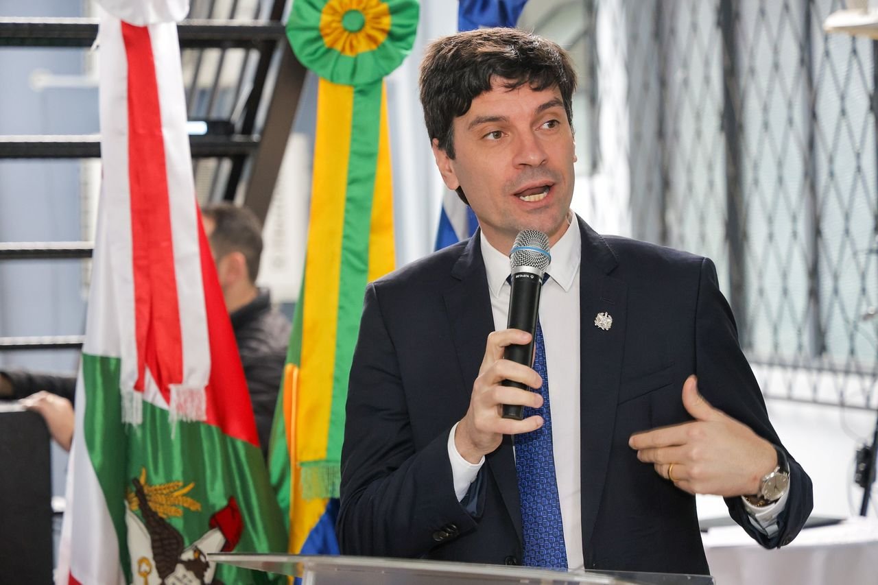 Justiça rejeita ação contra Ulisses Gabriel por uso do caso Cão Orelha para promoção pessoal