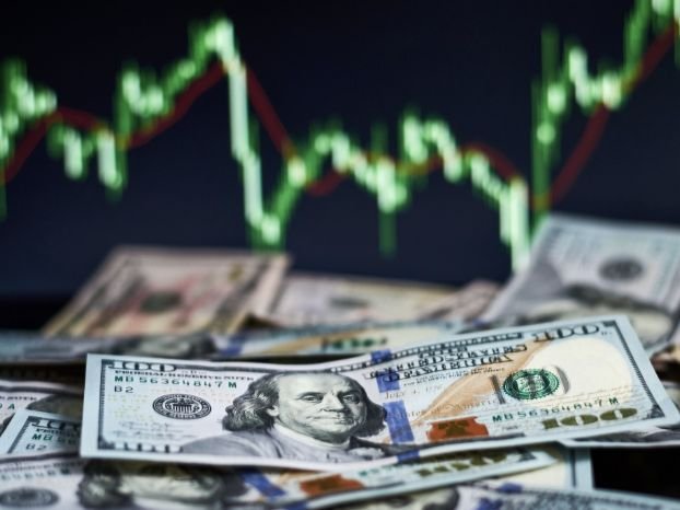 Mercado financeiro despenca: Ibovespa cai 18% e dólar atinge R$ 5,45 após reeleição de Lula